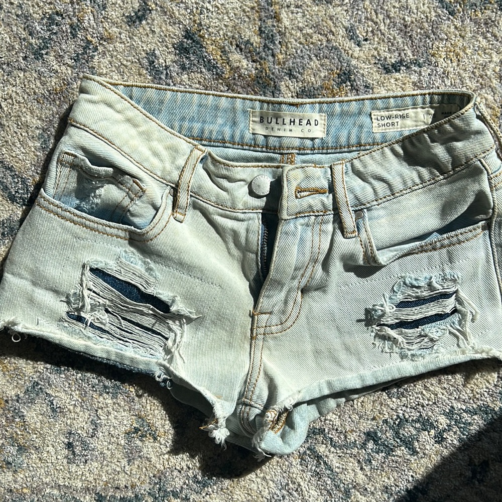Low rise light wash bullhead co Jean shorts